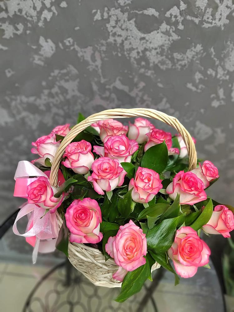 Цветочная композиция из Розы в корзине в Октябрьском Архангельской области