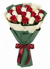 Букет Микс из красных и белых роз в Октябрьском Архангельской области