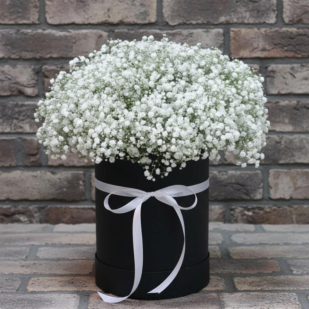 Цветочная композиция из Гипсофила в шляпной коробке в Октябрьском Архангельской области