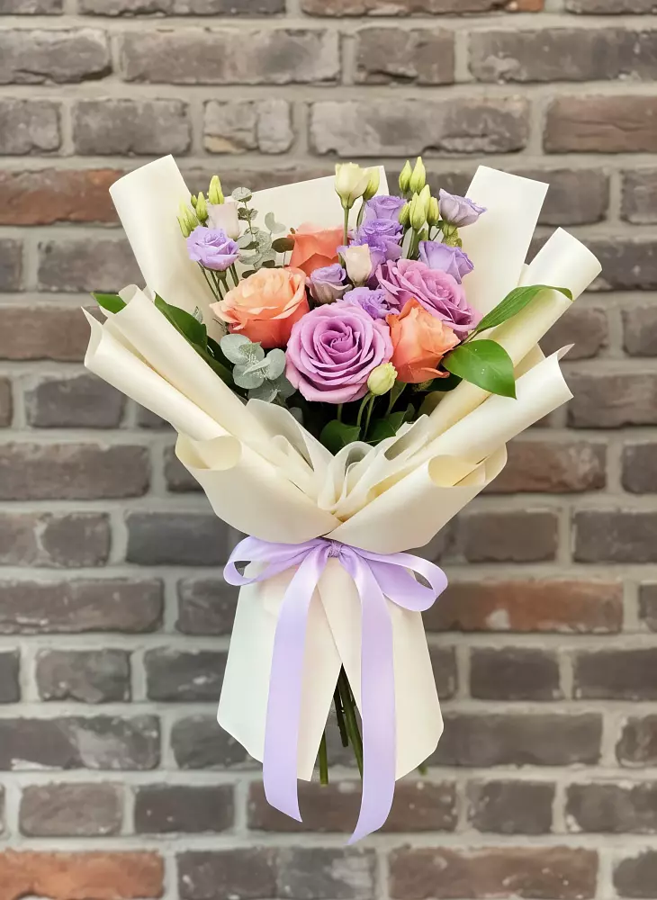 Букет цветов из: Лизиантусы и Розы в Октябрьском Архангельской области