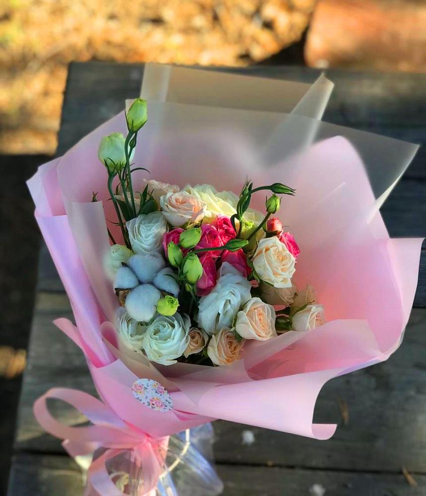 Букет цветов из: Розы и Лизиантусы в Октябрьском Архангельской области