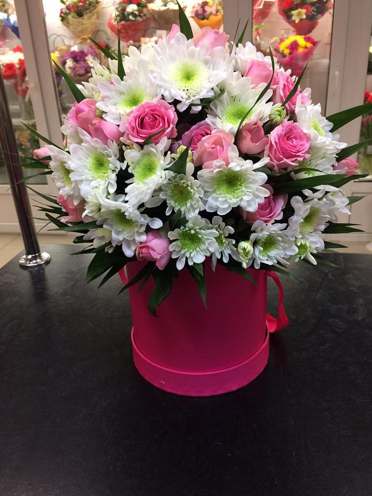 Цветочная композиция из Розы и Хризантемы в шляпной коробке в Октябрьском Архангельской области