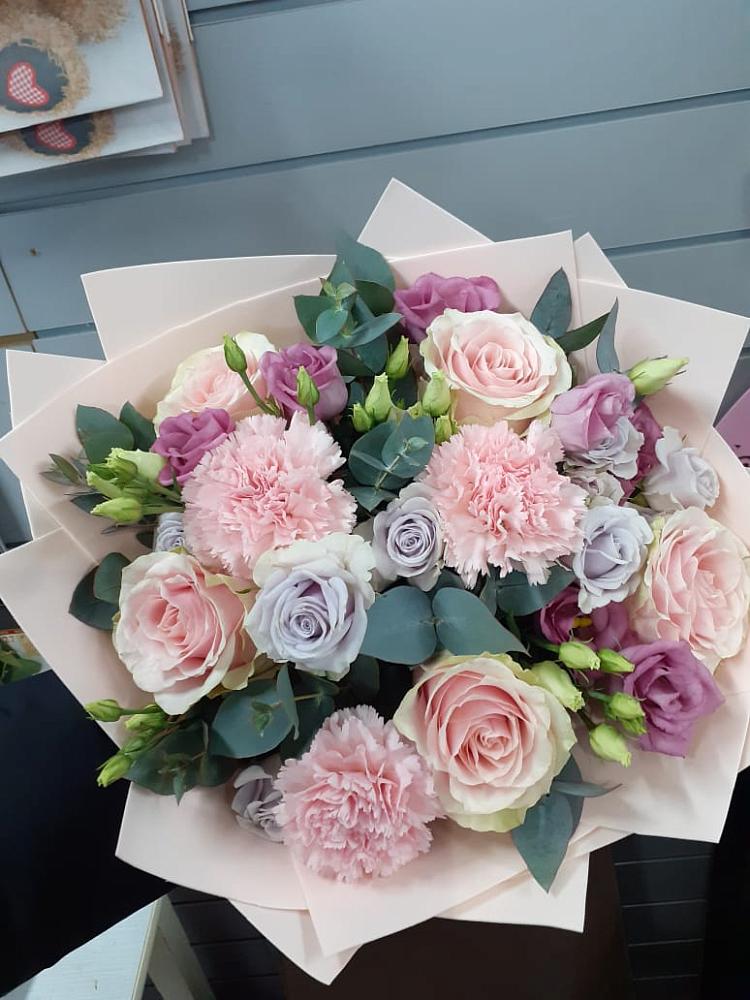 Букет цветов из: Розы, Гвоздики и Лизиантусы в Октябрьском Архангельской области