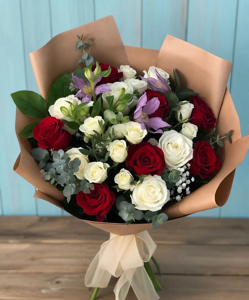 Букет цветов из: Розы и Альстромерии в Октябрьском Архангельской области